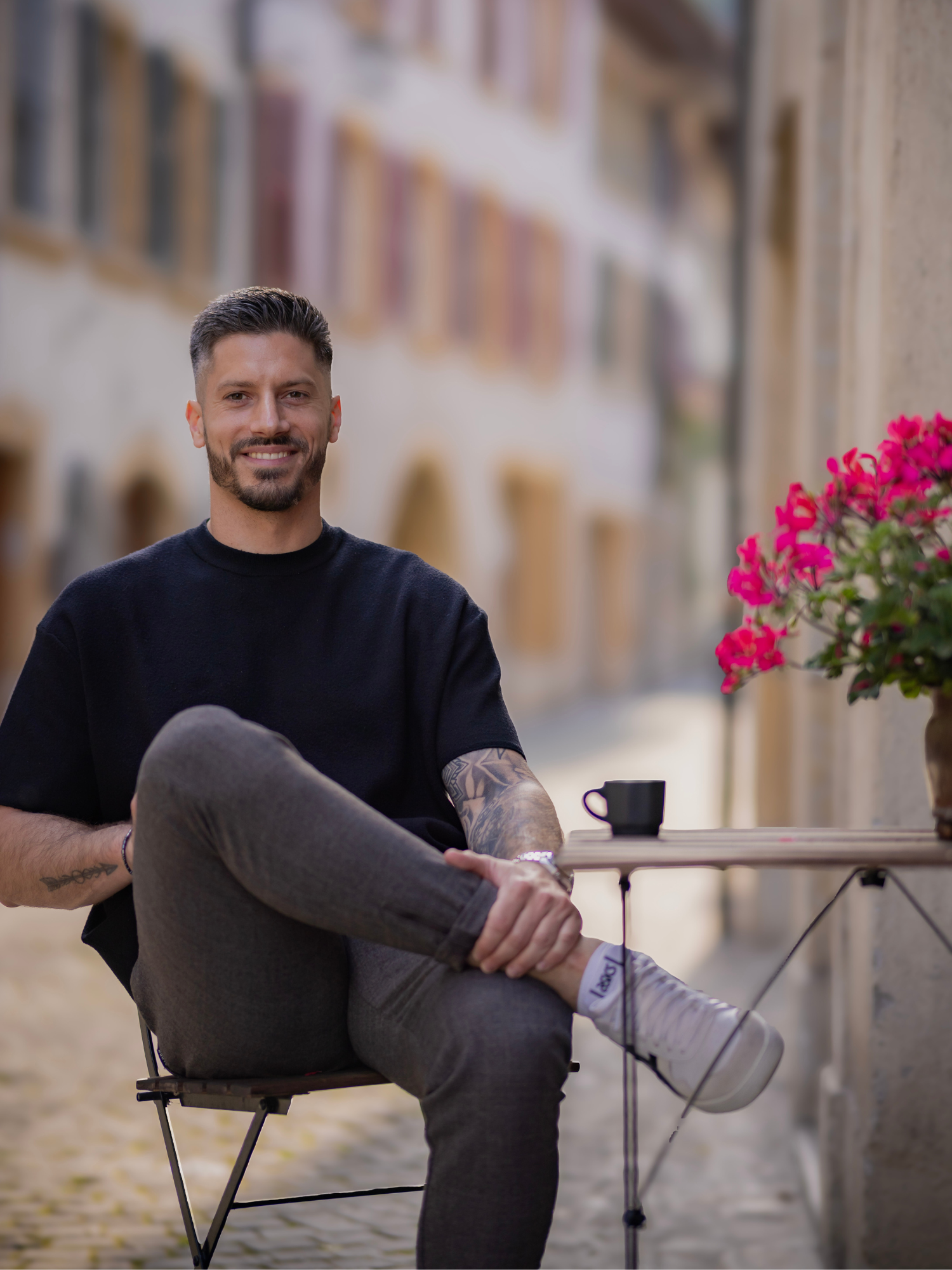 Kaffeeliebhaber in der Schweiz mit Espresso – Portrait mit Spezialitätenkaffee aus Kolumbien
