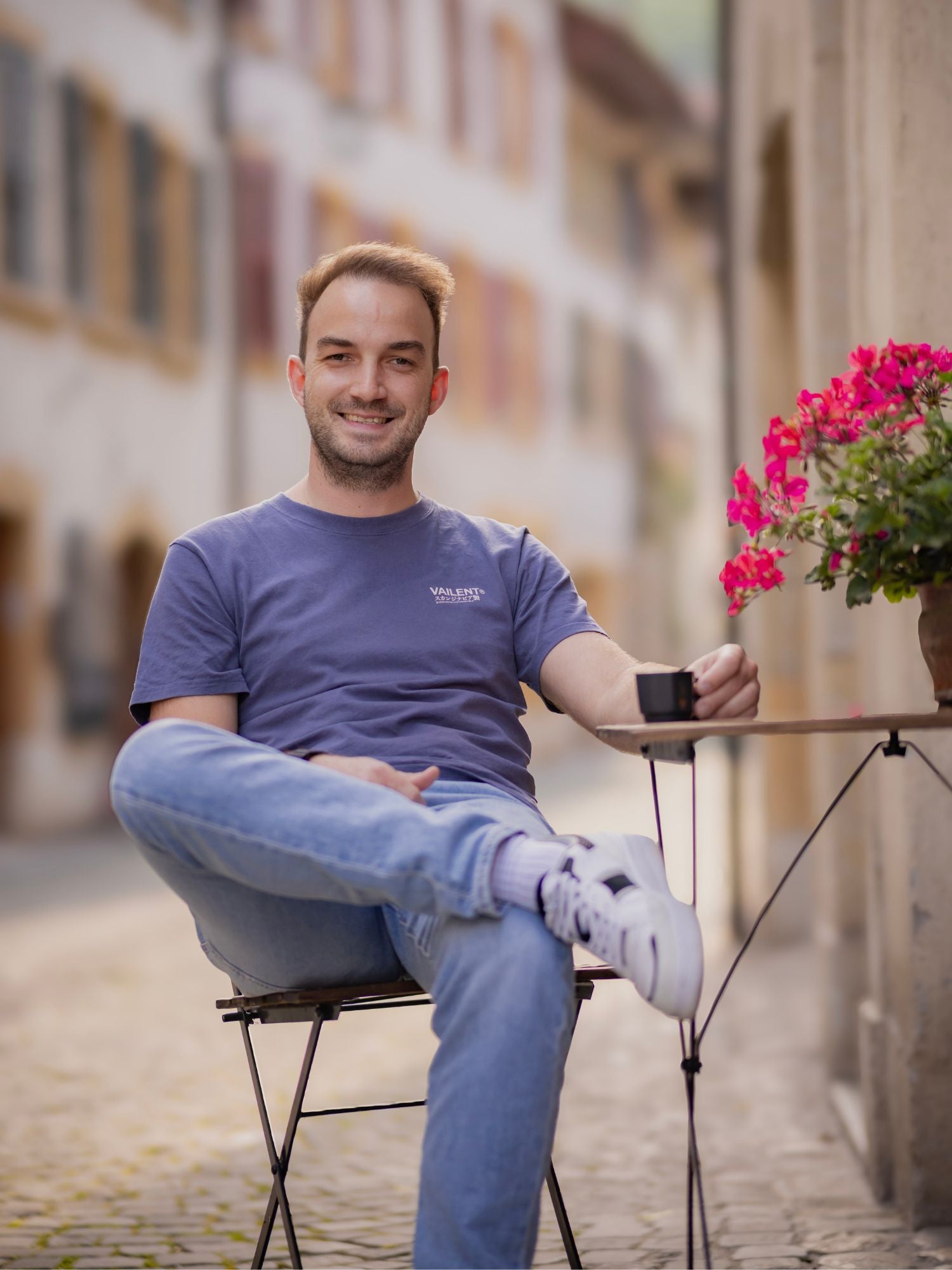 Junger Mann geniesst Espresso in Schweizer Altstadt – Spezialitätenkaffee aus Caldas, Kolumbien