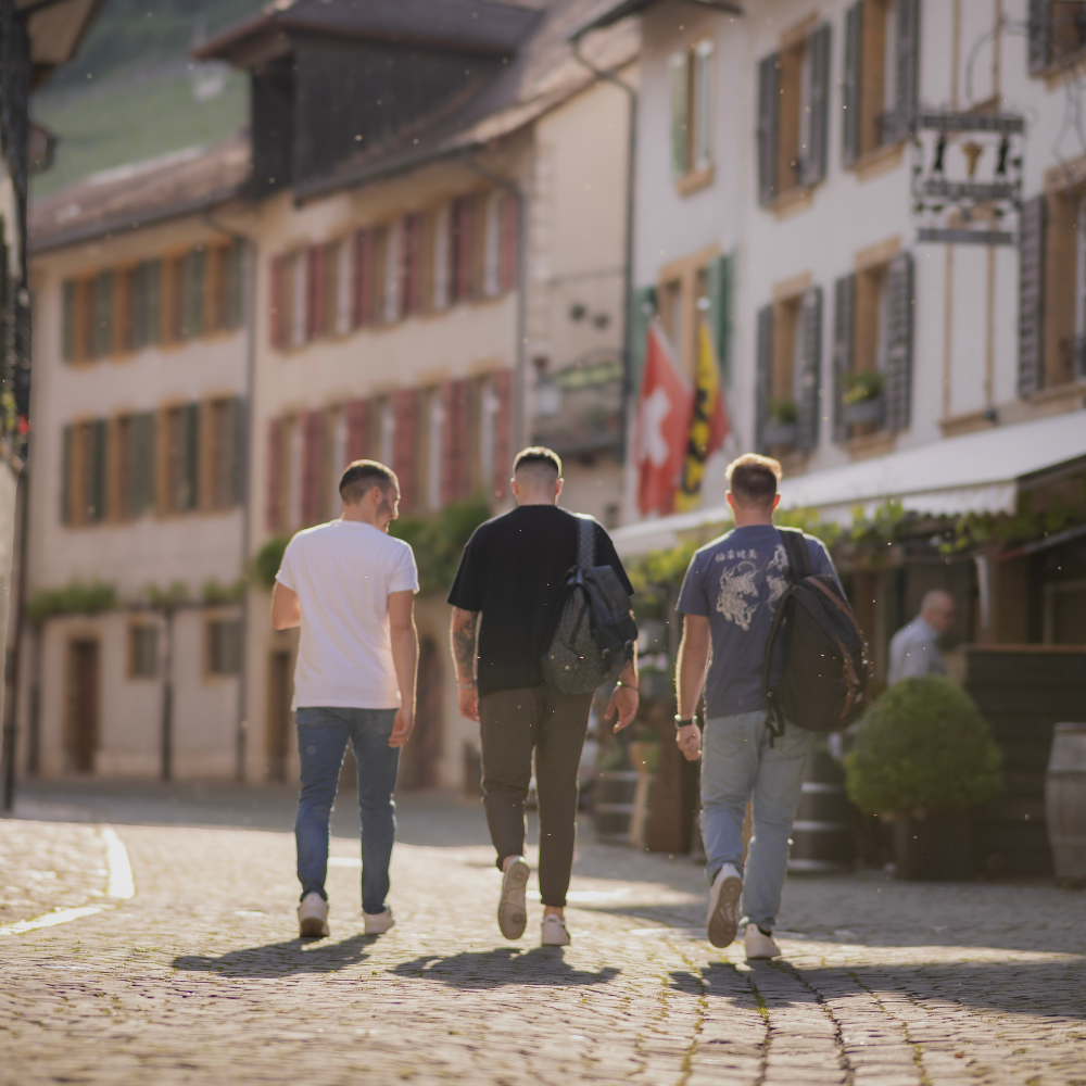 Drei Freunde auf Kaffeereise durch die Altstadt – verbunden durch kolumbianischen Spezialitätenkaffee